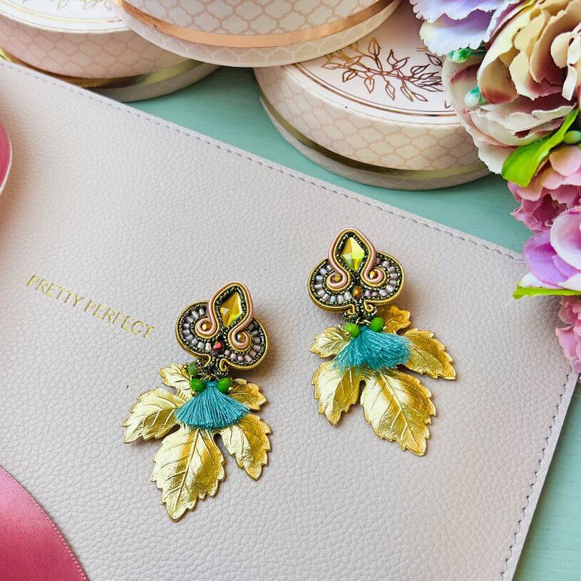 SchwesterSchwester Rosafarbene Soutache-Ohrstecker kleinen hellblauen Quasten und goldenen Blättern Große Rabatte
