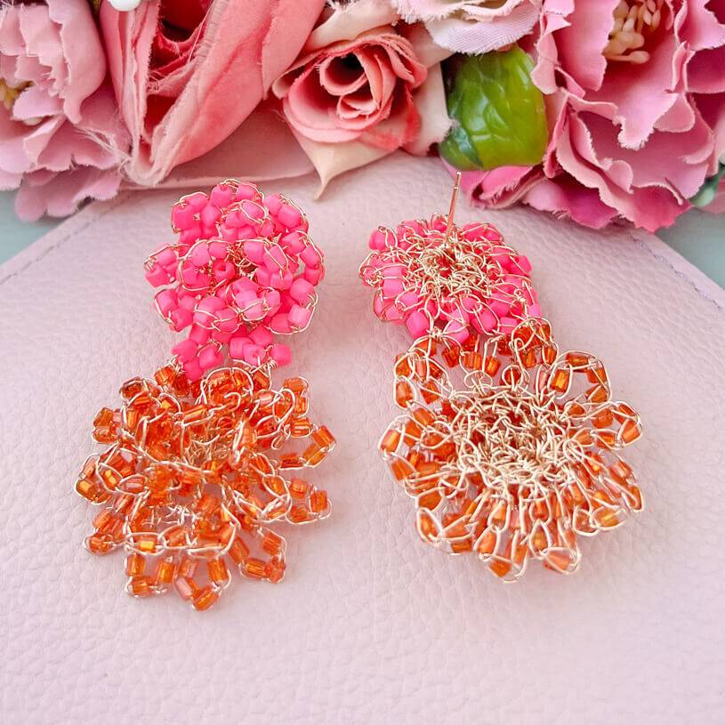 SchwesterSchwester Bunte Perlen-Ohrringe aus zwei Blüten in leuchtendem Pink und Orange Sonderangebot der Fabrik