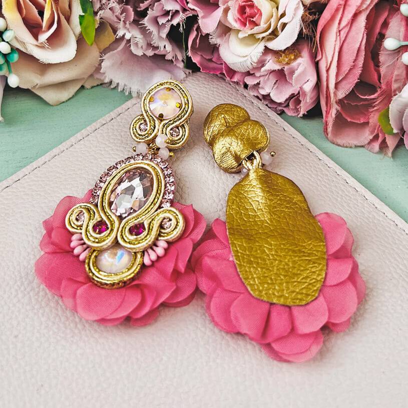 SchwesterSchwester Außergewöhnliche Soutache-Ohrringe in zarten Rosatönen Bis zu 55% Rabatt