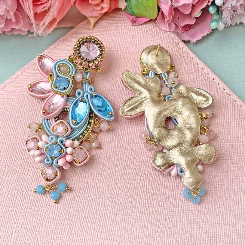 SchwesterSchwester Große Soutache-Ohrringe in Zartrosa und Zartblau Discount Store für neue Produkte
