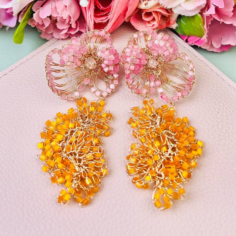SchwesterSchwester Bunte florale Ohrringe aus Perlen in Pink und Orange