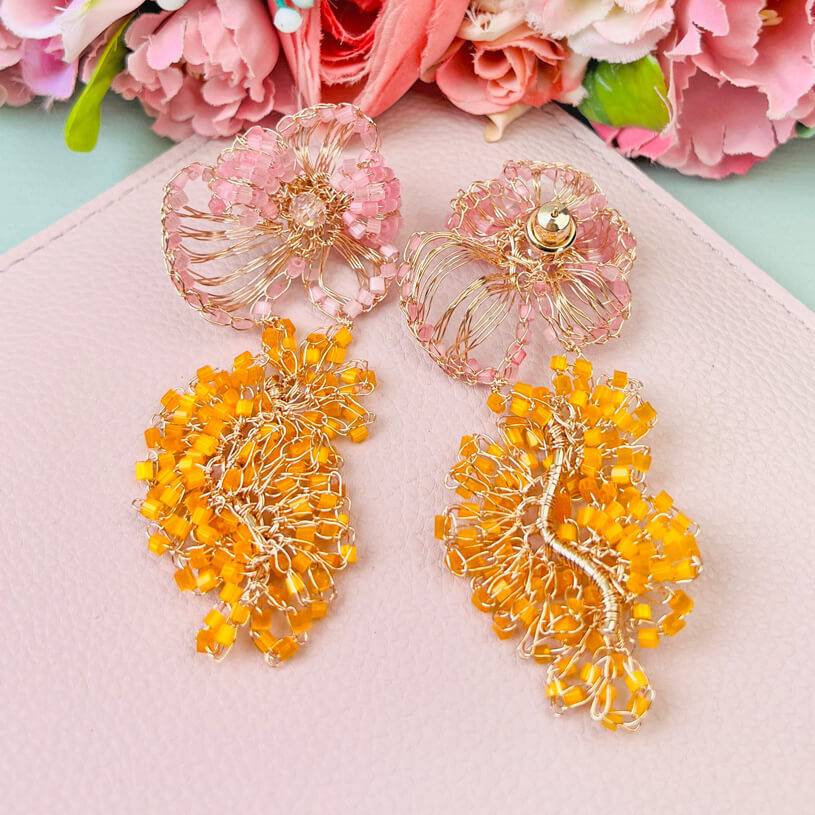 SchwesterSchwester Bunte florale Ohrringe aus Perlen in Pink und Orange Fabrikladen