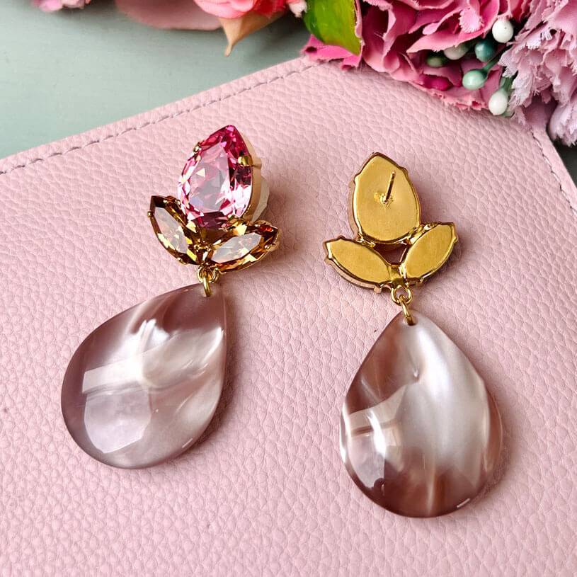 SchwesterSchwester Funkelnde Ohrstecker in Rosa mit großem Tropfen in Beige Speichern exportieren