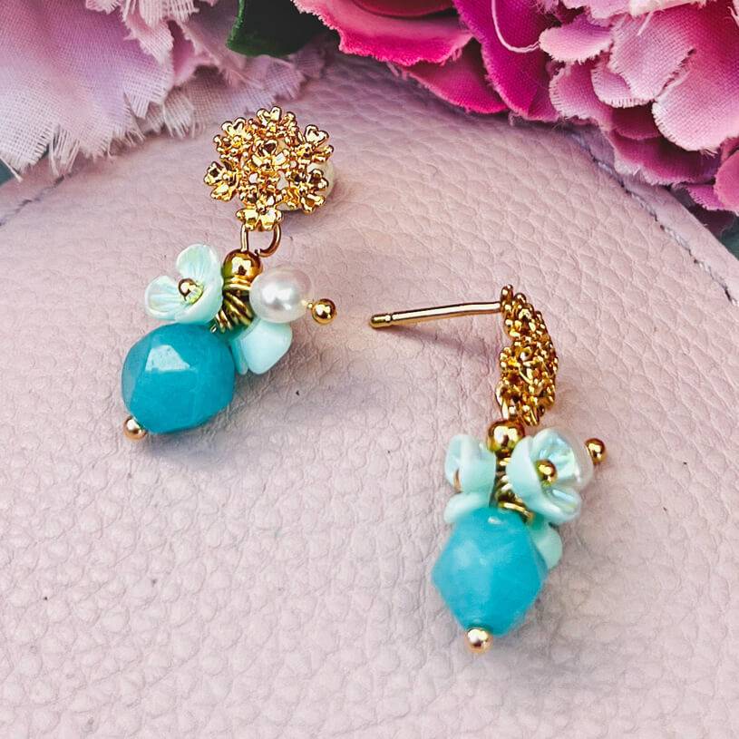 SchwesterSchwester Kleine vergoldete Ohrstecker mit Blüten und Perle in Türkis 50% Rabatt für begrenzte Zeit
