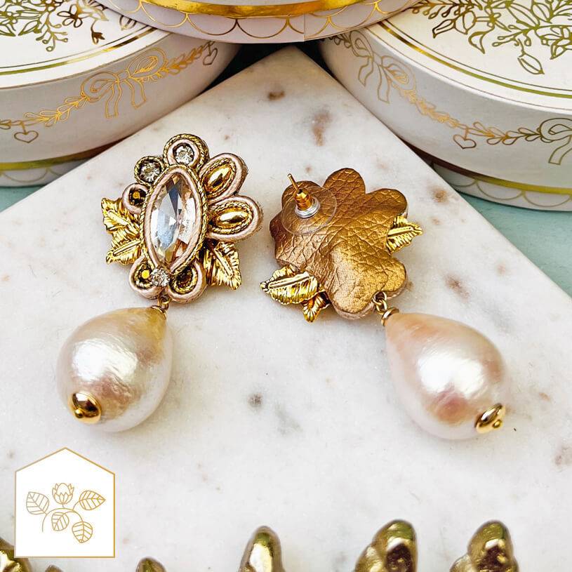 SchwesterSchwester Raffinierte Soutache-Ohrstecker in Gold und Champagner mit Baumwolltropfen Auslauf