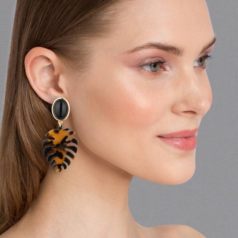 SchwesterSchwester Schwarze Ohrstecker mit schildpattfarbenem Monstera-Blatt von AmuseToi im Angebot
