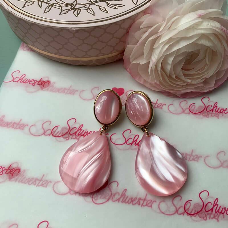 SchwesterSchwester Tropfen-Ohrringe in Rosa von AmuseToi Blitzverkäufe