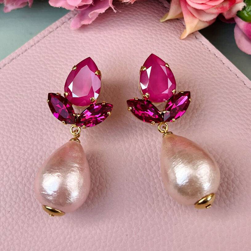 SchwesterSchwester Funkelnde Ohrstecker in Pink mit federleichten Baumwolltropfen von AmuseToi Flash Sale