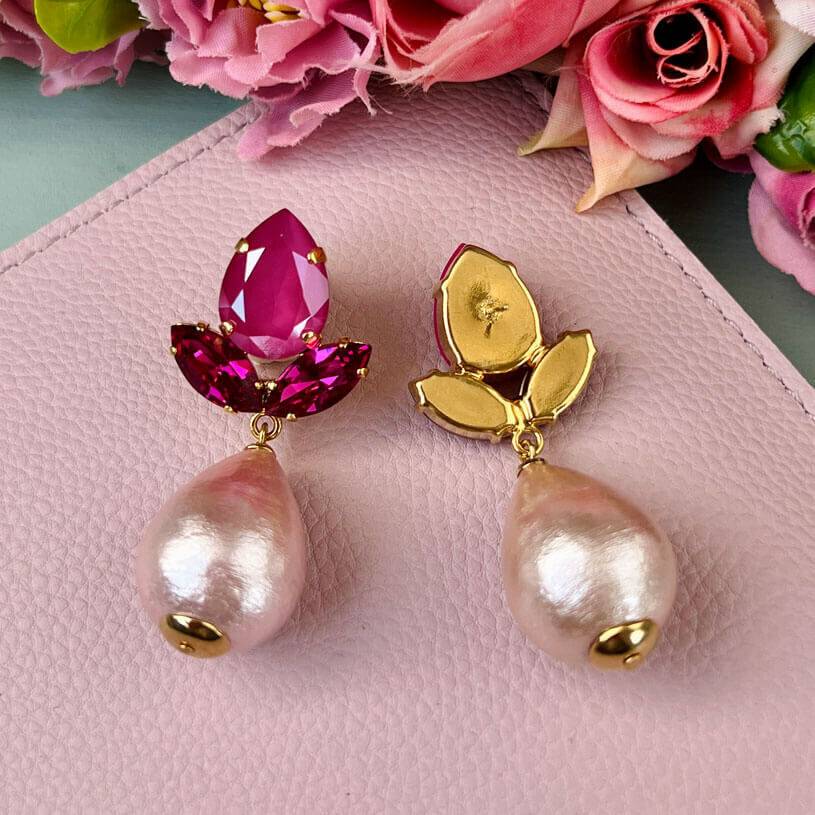 SchwesterSchwester Funkelnde Ohrstecker in Pink mit federleichten Baumwolltropfen von AmuseToi Flash Sale