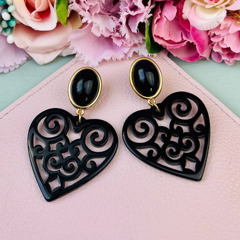 SchwesterSchwester Schöne Ohrringe in schimmerndem Schwarz mit Herz-Ornamenten von AmuseToi