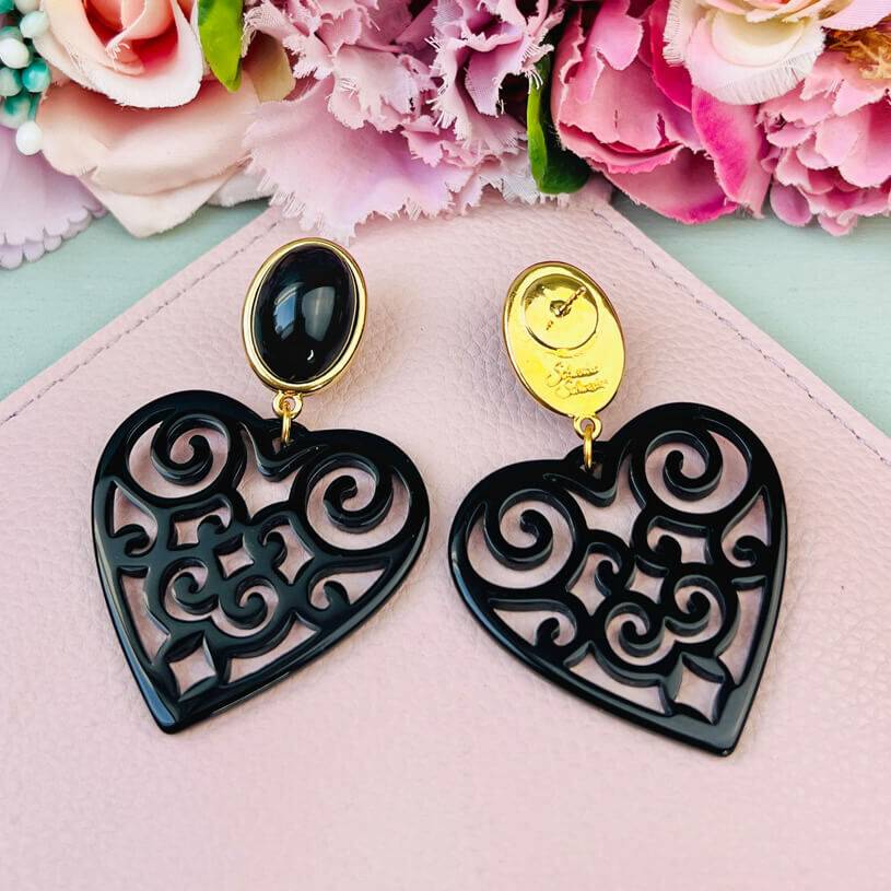 SchwesterSchwester Schöne Ohrringe in schimmerndem Schwarz mit Herz-Ornamenten von AmuseToi Begrenztes Angebot