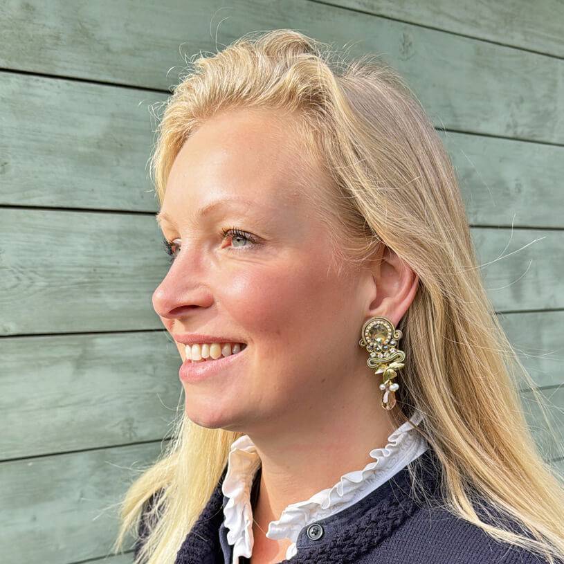SchwesterSchwester Vorbestellbar - Zeitlose Soutache-Ohrstecker in Gold und Champagnertönen Osterangebot