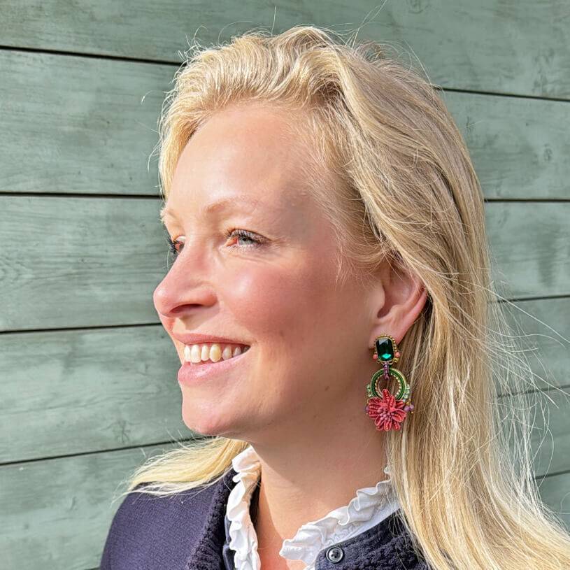 SchwesterSchwester Vorbestellbar - Raffinierte Blüten-Soutache-Ohrstecker in Grün und Rotpink Muttertagsangebot