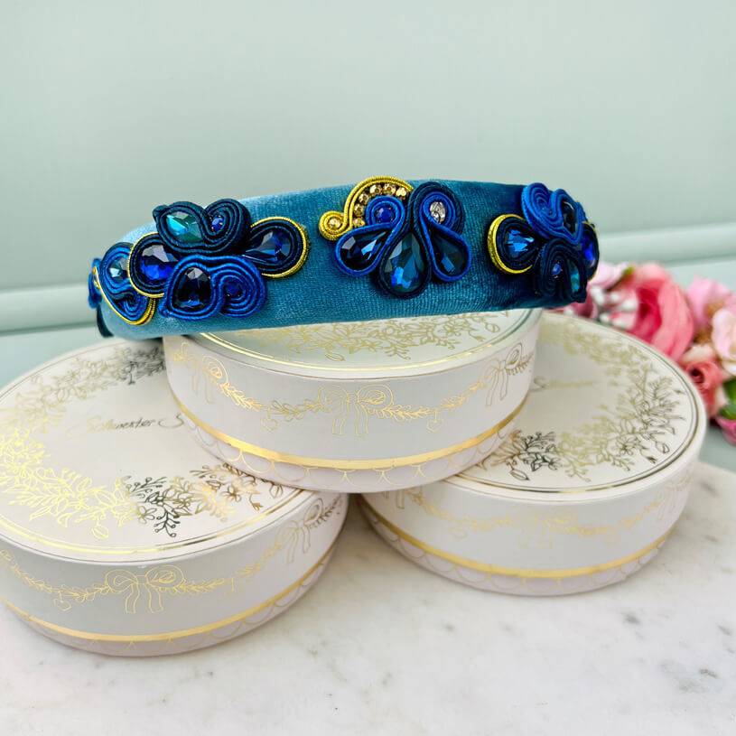 SchwesterSchwester Breiter Samt-Haarreif in Blau mit Soutache-Applikationen in Blau und Gold Valentinstagsangebot