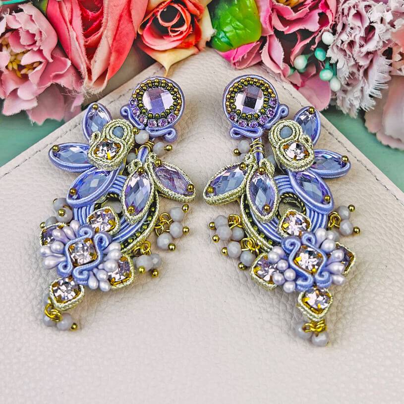 SchwesterSchwester Große Soutache-Ohrringe in Flieder und Champagner