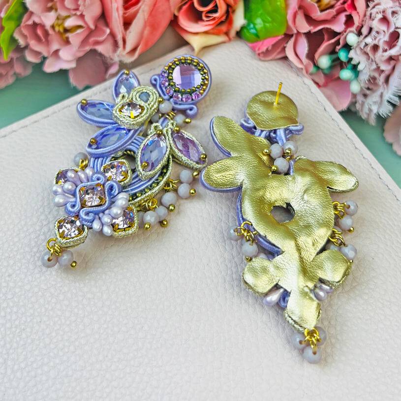 SchwesterSchwester Große Soutache-Ohrringe in Flieder und Champagner Exklusive Angebote