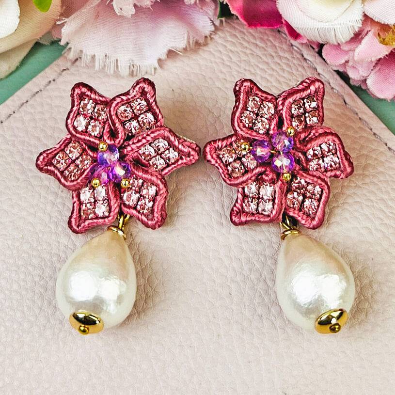 SchwesterSchwester Süße Blumen-Soutache-Ohrringe in Puderrosa mit kleinen Baumwolltropfen