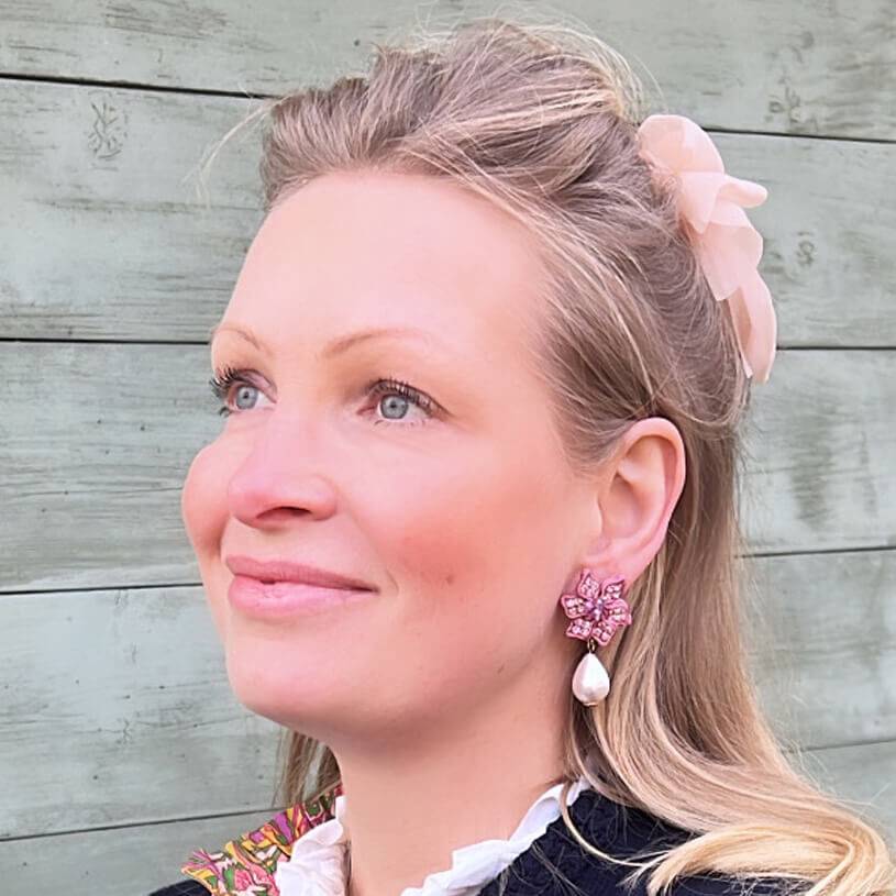 SchwesterSchwester Süße Blumen-Soutache-Ohrringe in Puderrosa mit kleinen Baumwolltropfen Blitzangebot