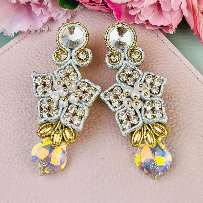 SchwesterSchwester Besondere Schneekristall-Soutache-Ohrringe in Weiß