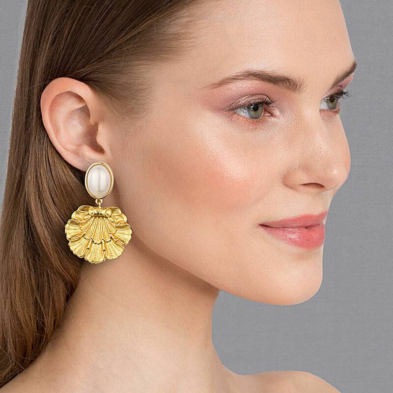 SchwesterSchwester Vergoldete Ohrstecker in Perlmuttfarben mit goldenem Muschelornament von AmuseToi Kauf eins, bekomm eins gratis