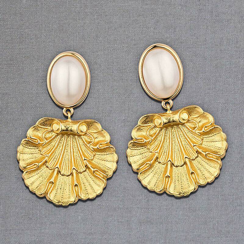 SchwesterSchwester Vergoldete Ohrstecker in Perlmuttfarben mit goldenem Muschelornament von AmuseToi Kauf eins, bekomm eins gratis
