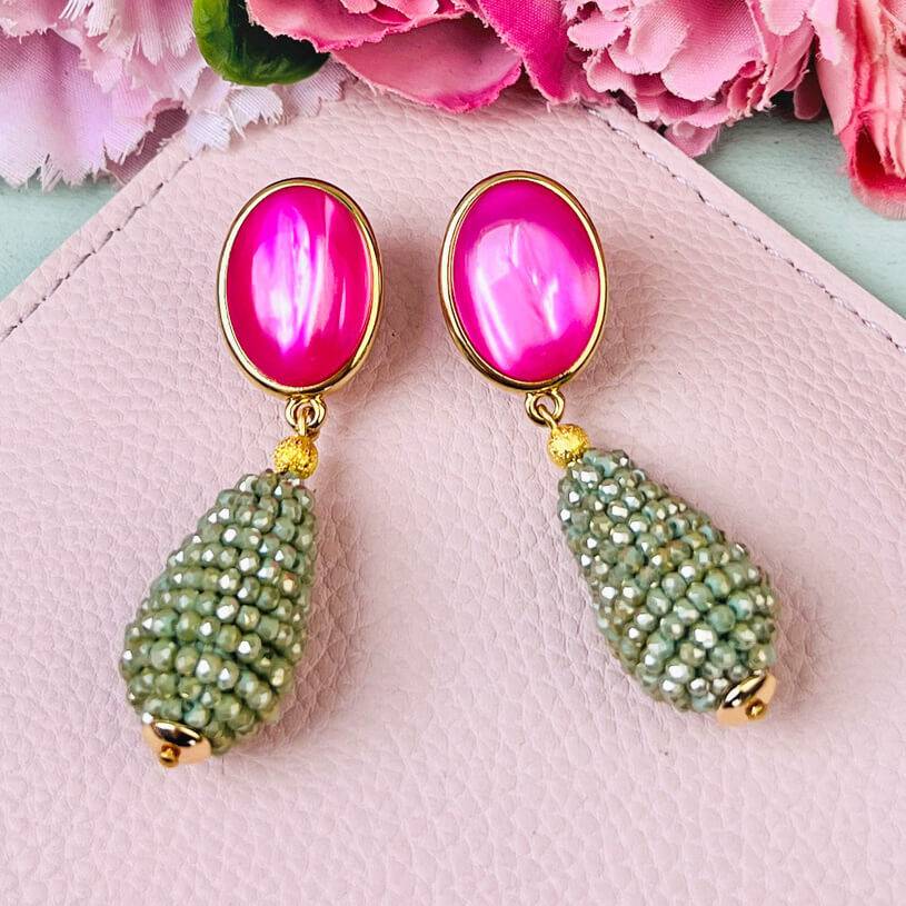 SchwesterSchwester Pinke Ohrringe mit glitzerndem hellgrünen Tropfen von AmuseToi