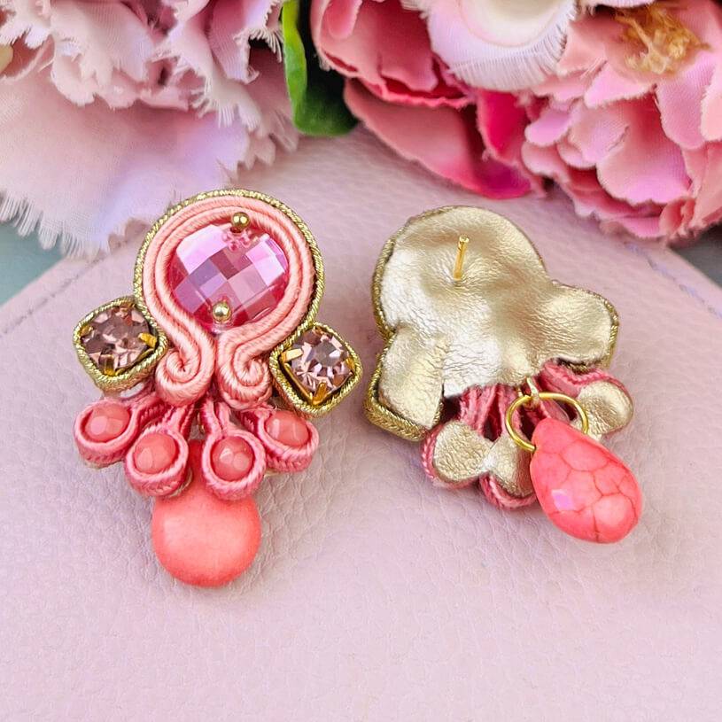 SchwesterSchwester Wunderschöne kleine Soutache Ohrstecker in Gold und Rosa Bis zu 65% Rabatt