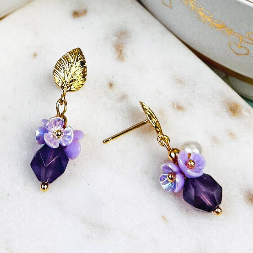 SchwesterSchwester Kleine vergoldete Ohrstecker in Blattform mit Blüten und Perle in Violett Vierteljährliche Förderung