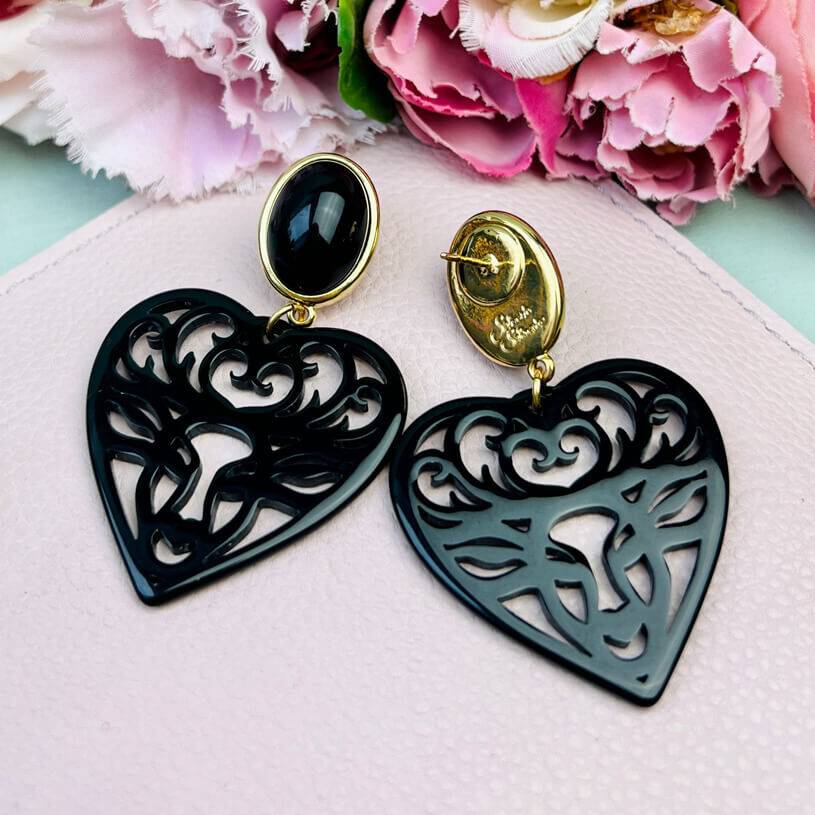 SchwesterSchwester Schwarze Hirsch-Ohrringe mit Herz-Ornament von AmuseToi Discount Store für neue Produkte