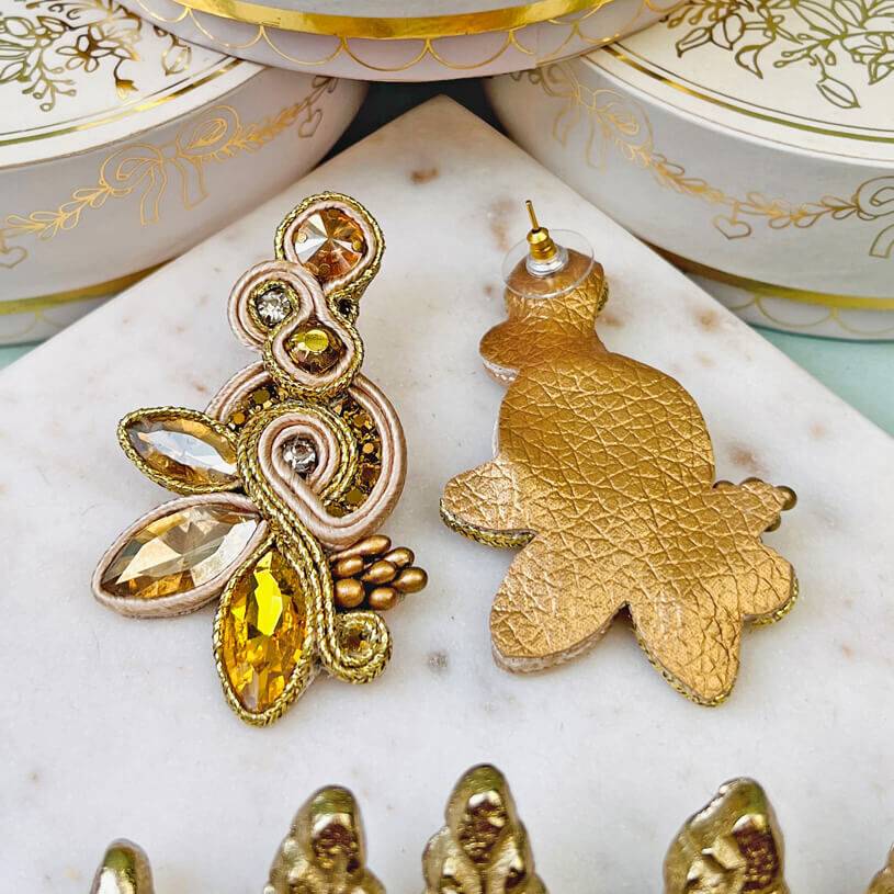 SchwesterSchwester Extravagante Soutache-Ohrstecker in Champagner und Gold 50% Rabatt mit kostenlosem Versand