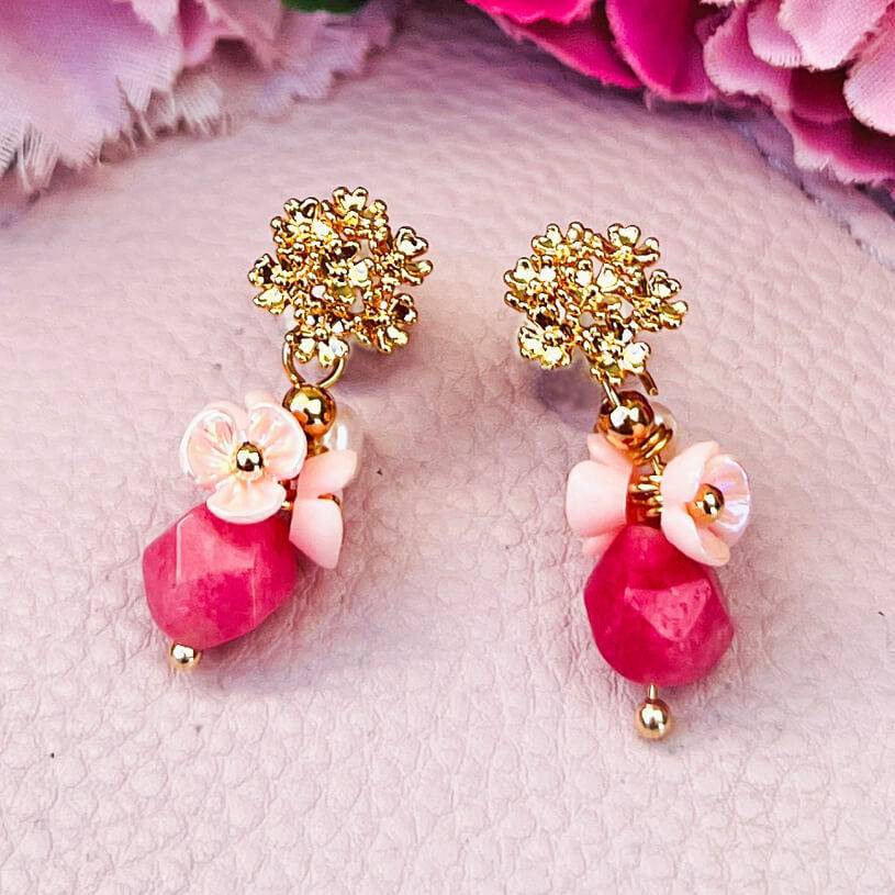 SchwesterSchwester Kleine vergoldete Ohrstecker mit Blüten und Perle in Rosa und Pink