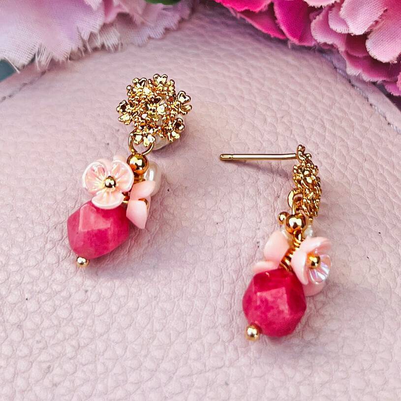 SchwesterSchwester Kleine vergoldete Ohrstecker mit Blüten und Perle in Rosa und Pink zollfrei
