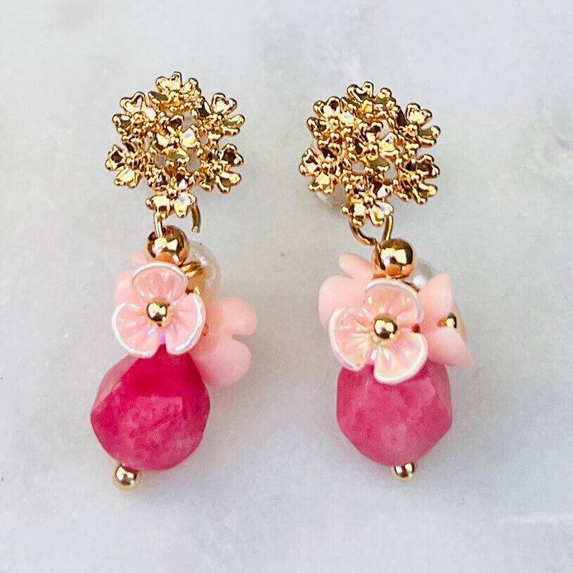 SchwesterSchwester Kleine vergoldete Ohrstecker mit Blüten und Perle in Rosa und Pink zollfrei
