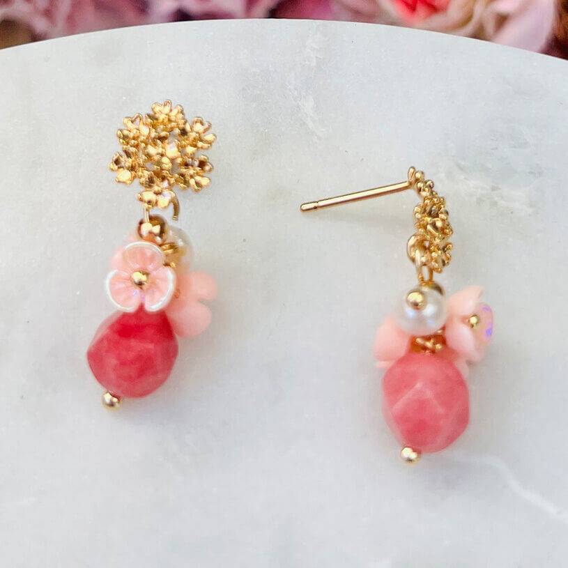 SchwesterSchwester Kleine vergoldete Ohrstecker mit Blüten und Perle in Rosa und Pink zollfrei