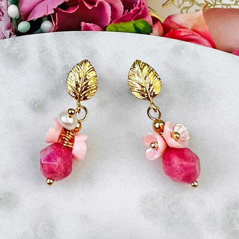 SchwesterSchwester Kleine vergoldete Ohrstecker in Blattform mit Blüten und Perle in Rosa und Pink