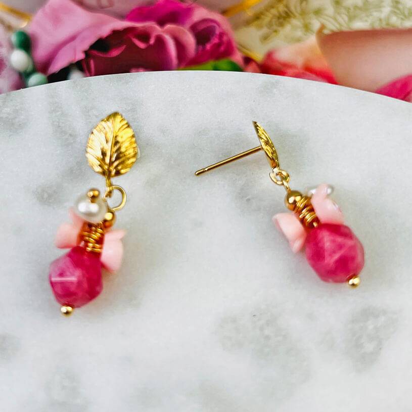 SchwesterSchwester Kleine vergoldete Ohrstecker in Blattform mit Blüten und Perle in Rosa und Pink Hotsell