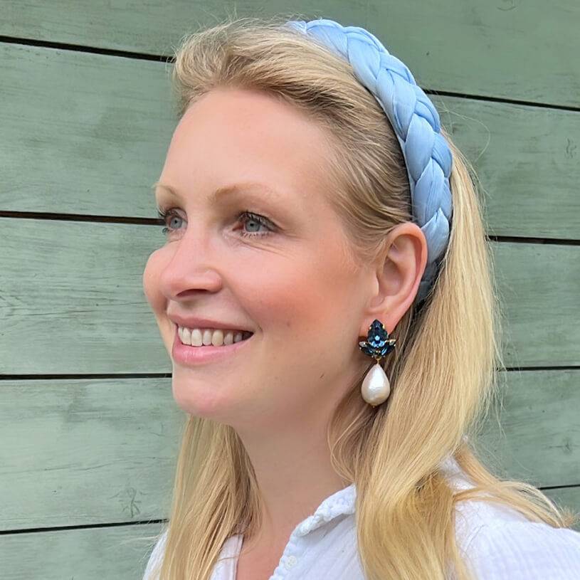 SchwesterSchwester Funkelnde Ohrstecker in Dunkelblau mit federleichten Baumwolltropfen Sonderangebot