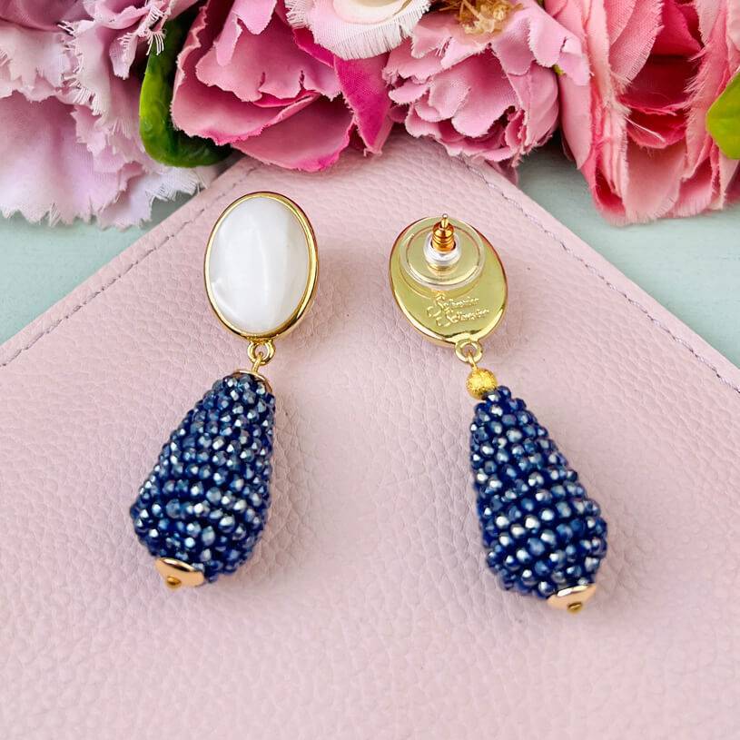 SchwesterSchwester Perlmuttfarbene Ohrringe mit glitzerndem dunkelblauen Tropfen von AmuseToi Rabatt