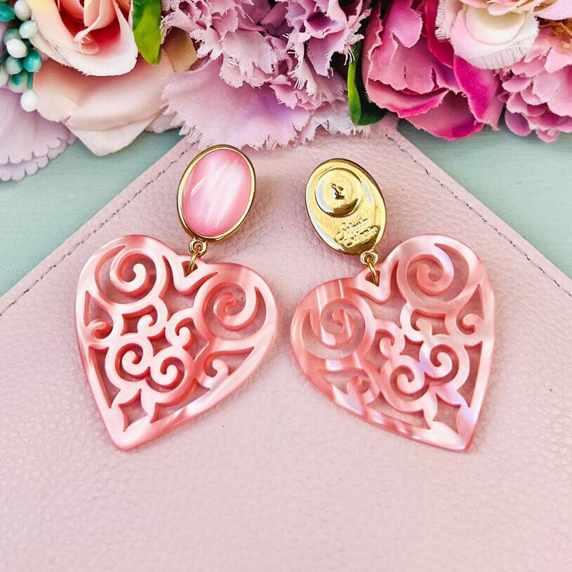 SchwesterSchwester Schöne Ohrringe in schimmerndem Rosa mit Herz-Ornamenten von AmuseToi Online Shopping