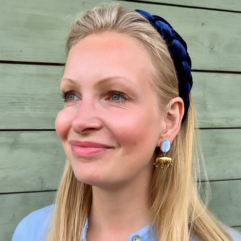 SchwesterSchwester Ohrstecker in Hellblau mit vergoldetem Elefant Top Angebot