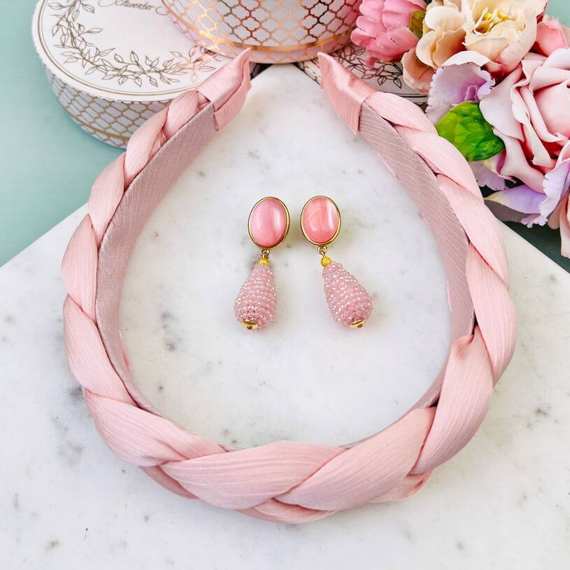 SchwesterSchwester Set aus rosafarbenen Tropfen-Ohrringen von AmuseToi und Satin-Haarreif in Rosa