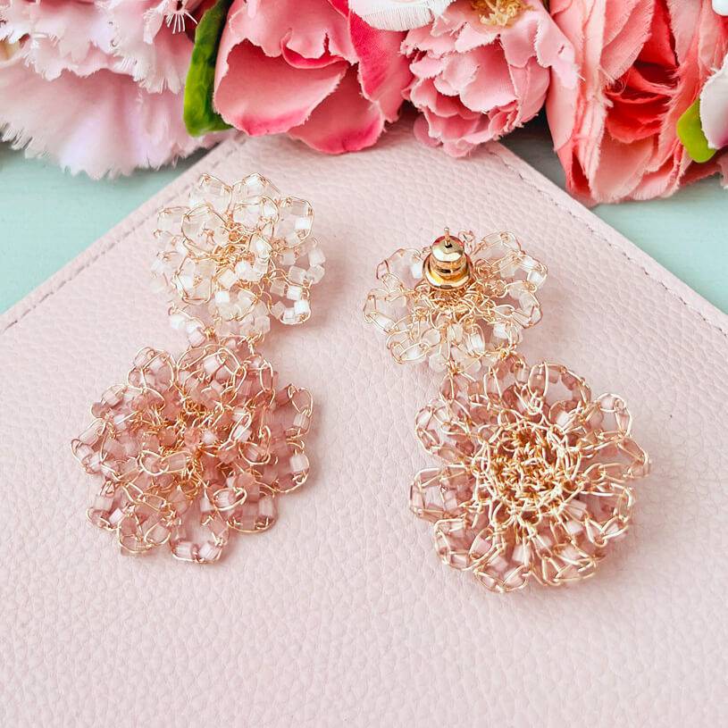 SchwesterSchwester Designer Perlen-Ohrringe aus zwei Blüten in Weiß und Nude Wochenangebot