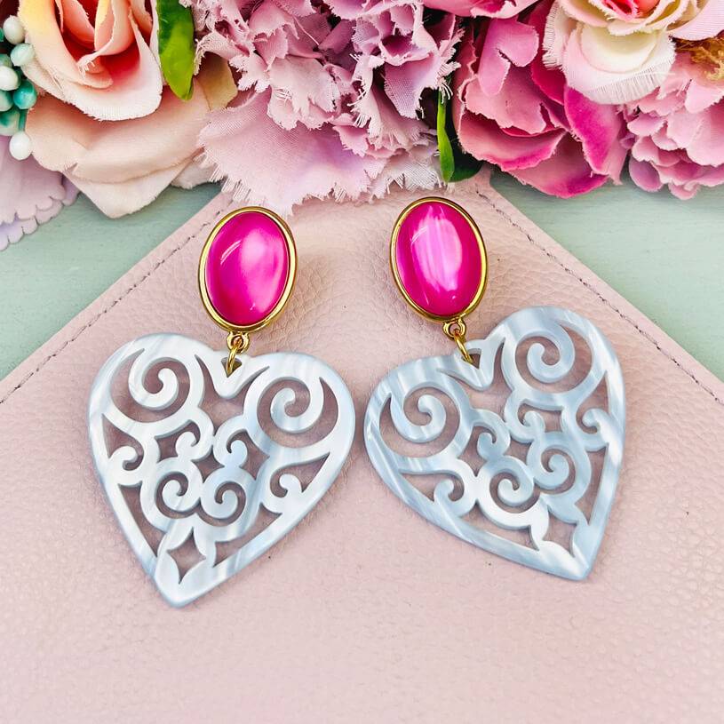SchwesterSchwester Schöne Herz-Ohrringe mit pinken Ohrsteckern und Herz-Ornamenten in Hellblau