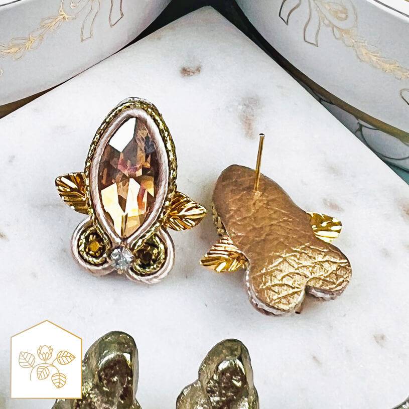SchwesterSchwester Kleine Soutache-Ohrstecker in Gold und Champagner Letzter Tag