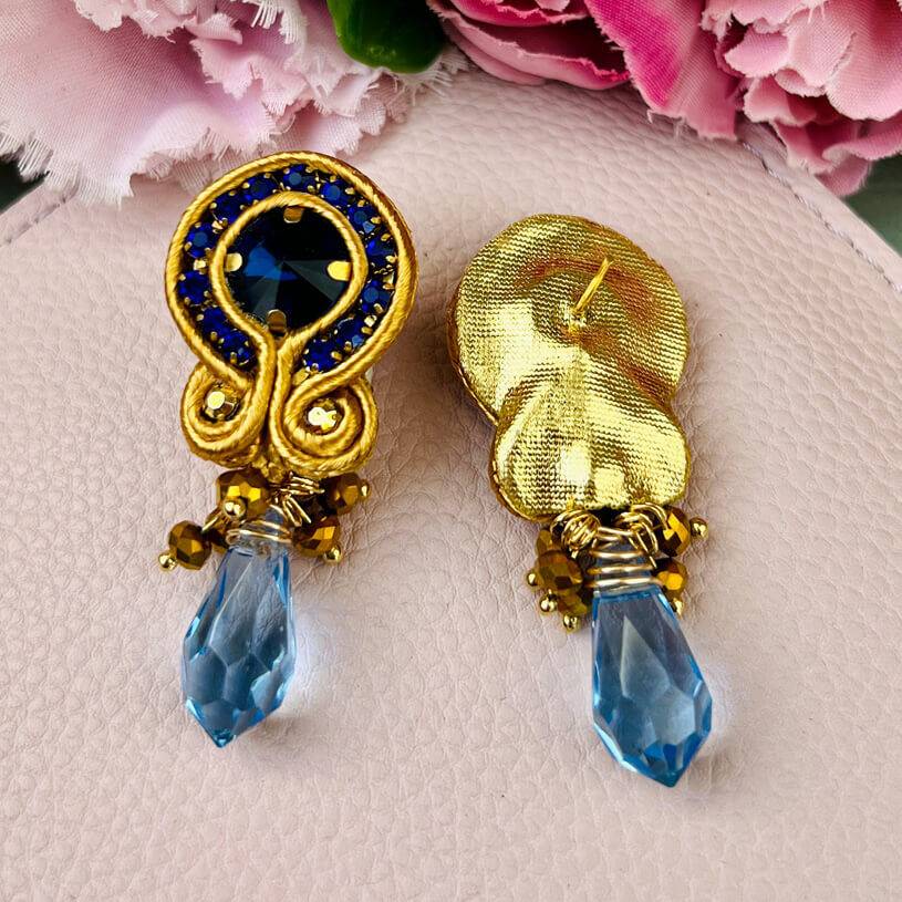 SchwesterSchwester Hübsche Soutache-Ohrstecker mit blauen Kristallen und Tropfen Bis zu 65% Rabatt