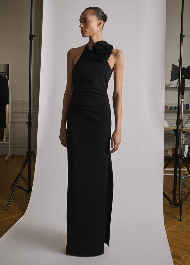 Mango Halterkleid mit Blumenschmuck Exklusive Angebote