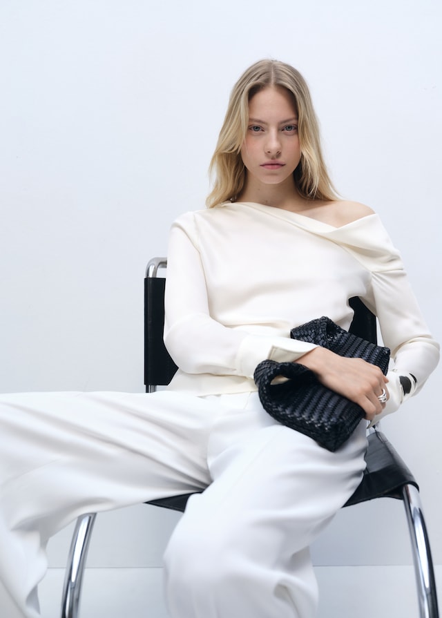 Mango Satinierte Bluse mit drapiertem Kragen Speichern exportieren