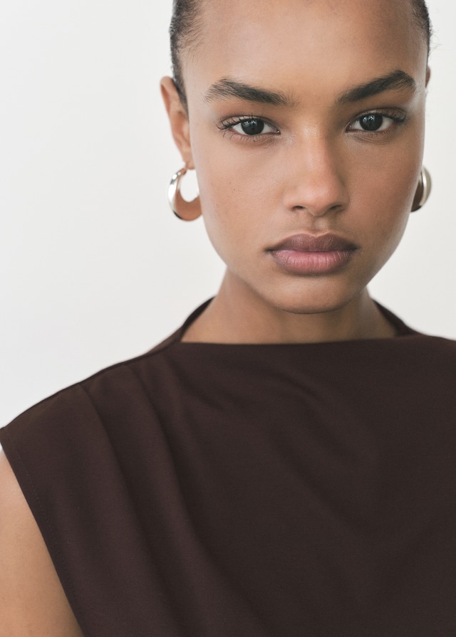 Mango T-Shirt mit asymmetrischem Ausschnitt und Raffdetails Black Friday