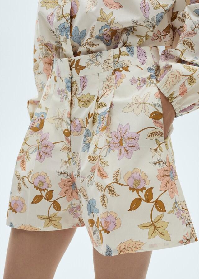 Mango Geblümte Bundfaltenshorts