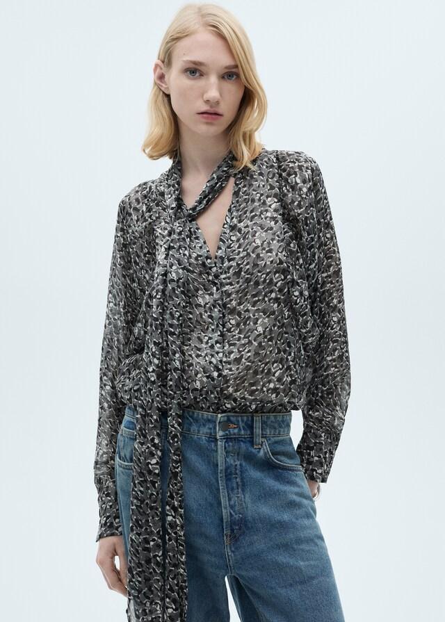 Mango Bluse in Leo-Optik mit Schleifenkragen
